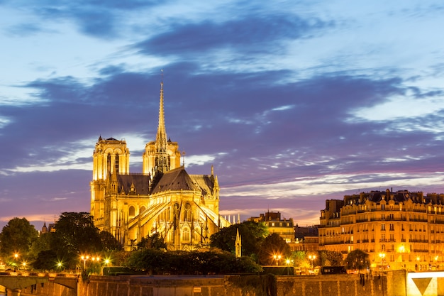 Foto crepuscolo di notre dame cathedral paris