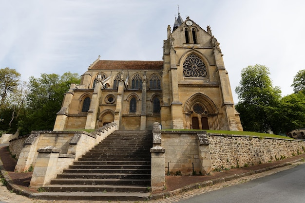 Notre Dame Church is een katholieke kerk in Taverny Frankrijk. Het werd gebouwd tussen 1200 en 1240