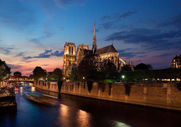 Photo notre dame in evening