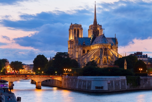 Notre Dame kathedraal kerk bij zonsondergang, Parijs, Frankrijk,