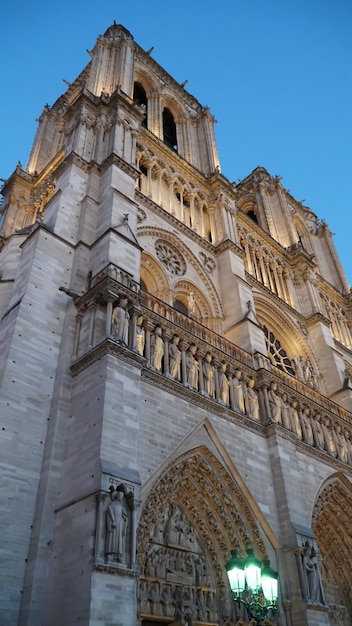 Foto notre dame van parijs avond.