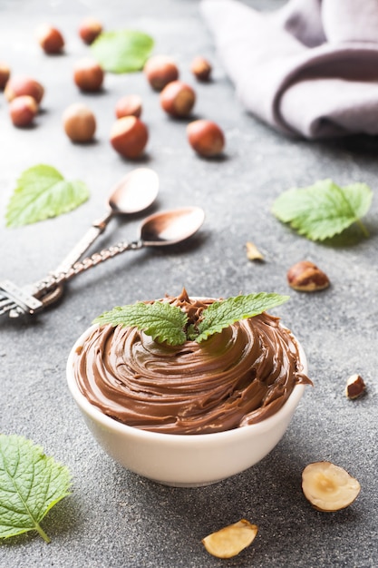 Cioccolato alle noci torrone in un piatto