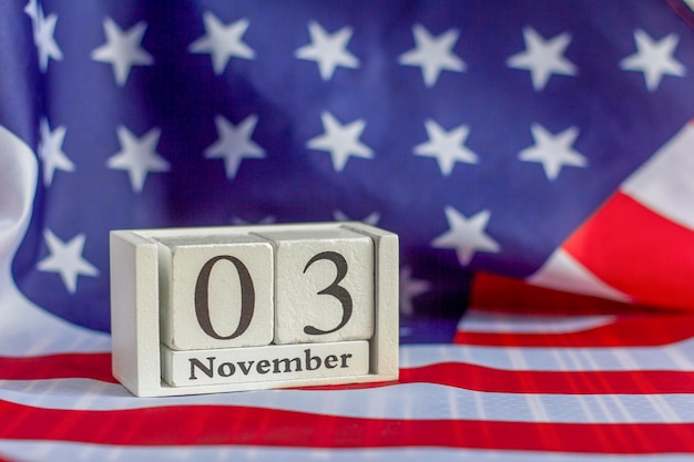 Фото 3 ноября в календаре на фоне американского флаганазначенная дата президентских выборов в сша