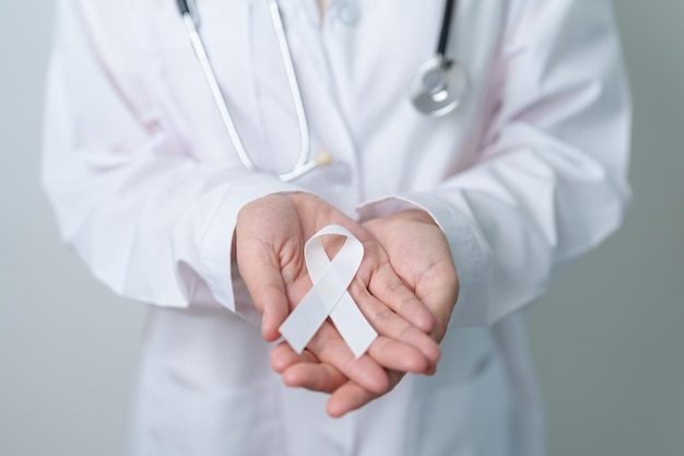 11月 肺がん意識月 ホワイトリボンの医師は病院でHealtoncept