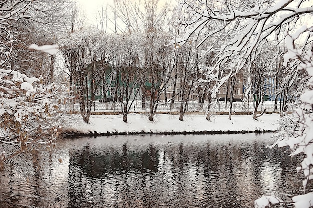 11월 공원 풍경, 크리스마스 눈 날씨, 연못이 있는 도시 공원