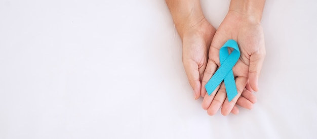 November Prostaatkankerbewustmakingsmaand, man met blauw lint voor het ondersteunen van mensen die leven en ziek zijn.