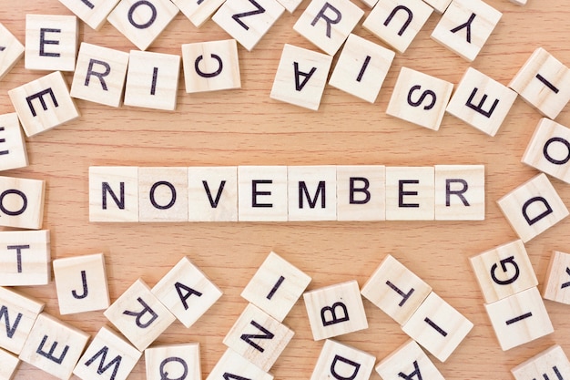 November-woorden met houten blokken