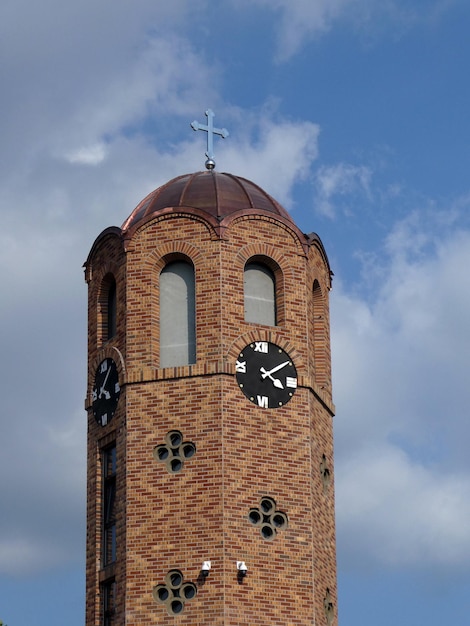 Novi Sad Servië 17 juni 2019 Details van de kerktoren met klok De orthodoxe kerk van Nativiti van Johannes de Doper