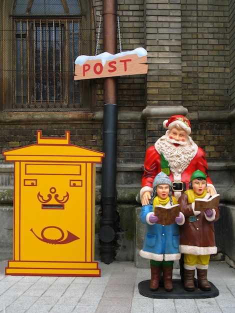 Foto novi sad servië 29 december 2006 kerstversiering op straat en brievenbus waar kinderen hun brieven aan de kerstman kunnen plaatsen