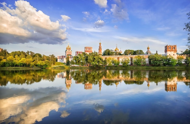 Novodevichy 수녀원과 연못 모스크바에 반사