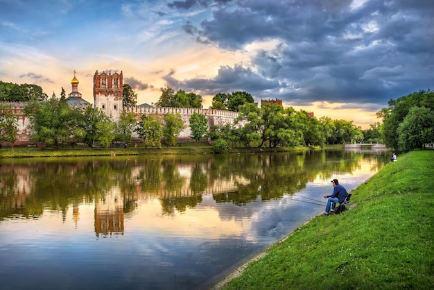 Novodevitsji-klooster in Moskou met weerspiegeling in de vijver