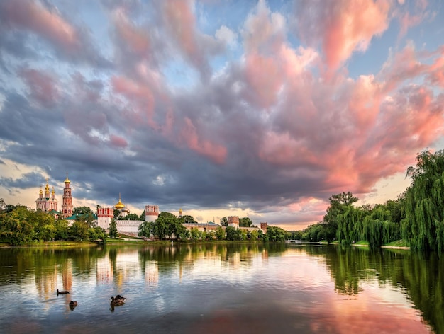 Novodevitsji-klooster met reflectie in een vijver in Moskou en wolken