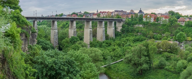 Novoplanivskiy-brug over de Smotrych River Canyon KamianetsPodilskiy Oekraïne