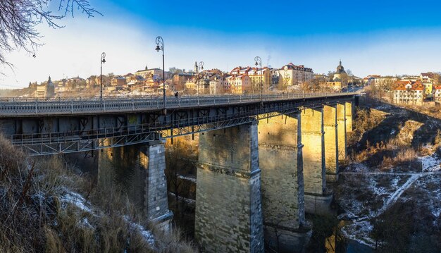 Photo novoplanovsky bridge over the smotrytsky canyon in kamianets-podilskyi on a sunny winter morning