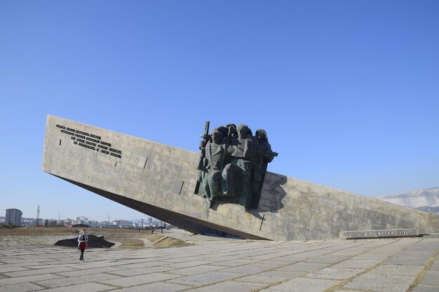 Photo novorossiysk naberezhnaya st admiral serebryakova memorial complex malaya zemlya a triangular monument and a basrelief of soldiers