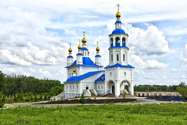 Foto novoshakhtinsk rusland roston on don church of the donskoy icon of the mother of god cathedral zonnige zomer onder blauwe hemel met wolken