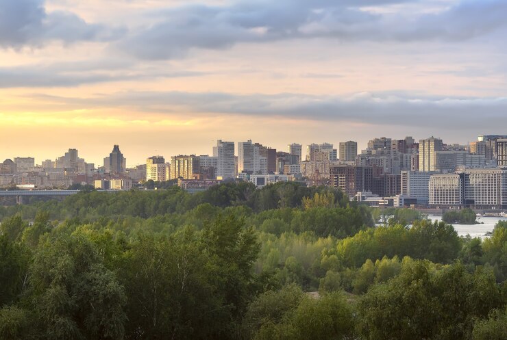 Novosibirsk bij zonsondergang tussen het groen