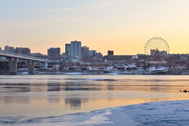 novosibirsk op de ob in de lenteochtend een stad aan de oevers van de rivier de ob ijs op de oever