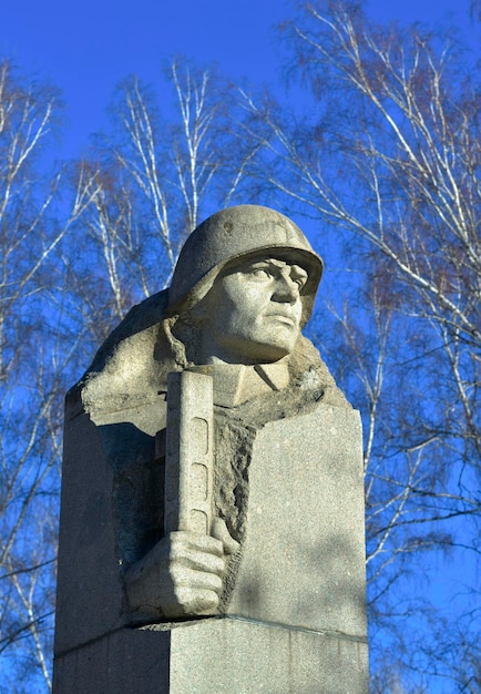 Foto novosibirsk siberië rusland 03122022 monument voor de zegevierende krijger granieten sculptuur