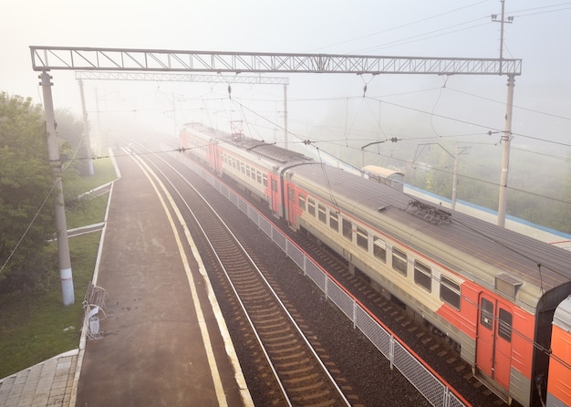 Novosibirsk, Siberië, Rusland-08.15.2021: De auto's van de trein in de voorsteden van de Russische Spoorwegen op de rails van het perron van het treinstation