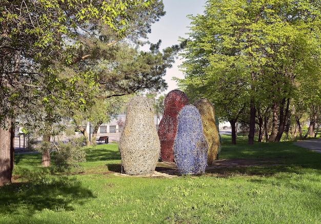 Novosibirsk Siberië Rusland07052020 Gekleurde poppen in het park Cijfers van decoratieve poppen