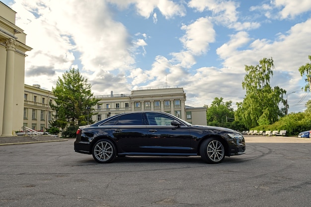 NS. PETERSBURG, 18 RUSLAND-AUGUSTUS 2021: Zwarte Audi A6 in de stad.