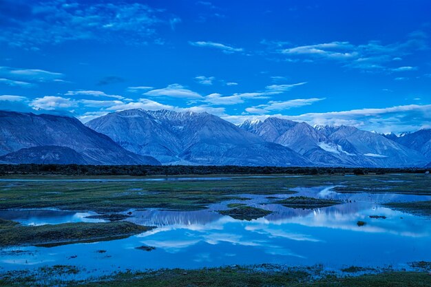 Nubravallei in Himalayagebergte na zonsondergang in schemering Ladakh India