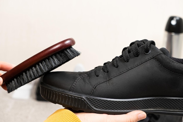 Nubuck herenlaarzen borstelen Zorg voor schoenen die stofvrij zijn