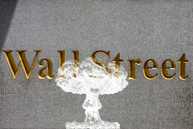 写真 ウォール街の証券取引所の看板での核爆発