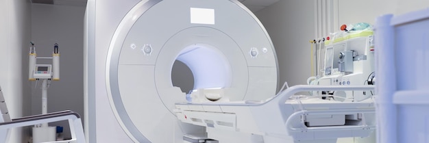 Лаборатория ядерно-магнитно-резонансной томографии с высокотехнологичным современным оборудованием белого цвета