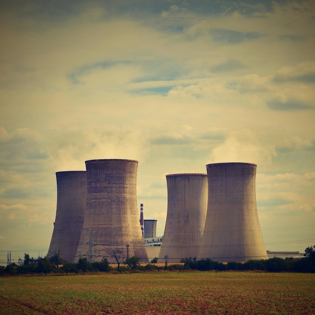 原子力発電所の煙突の景色 デュコバニー チェコ共和国