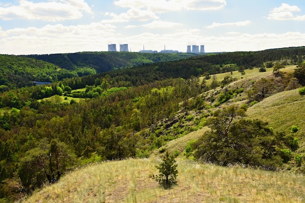 Photo nuclear power plant dukovany. czech republic, europe. landscape with forests and valleys.