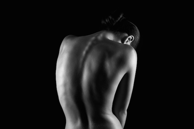 背骨の裸のシルエット 裸の女性の美しい背中 白黒写真