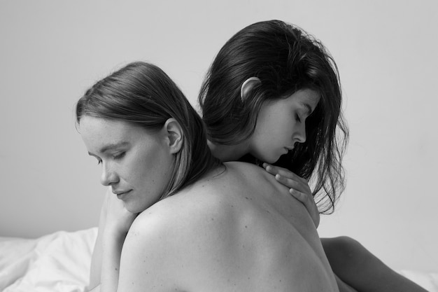 Photo nude woman hugging each other