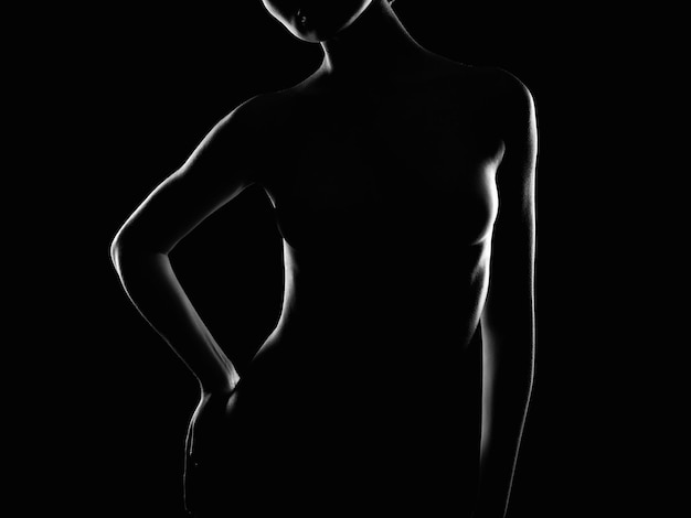 Photo nude woman silhouette in the dark