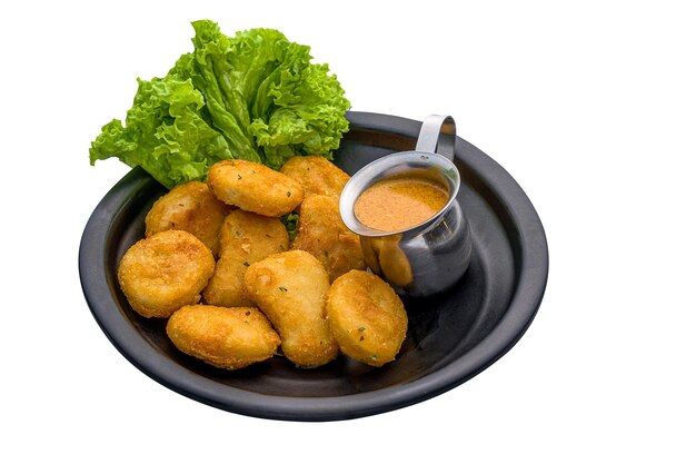 Nuggets met nanyang curry geserveerd in een schotel geïsoleerd op een witte achtergrond zijaanzicht