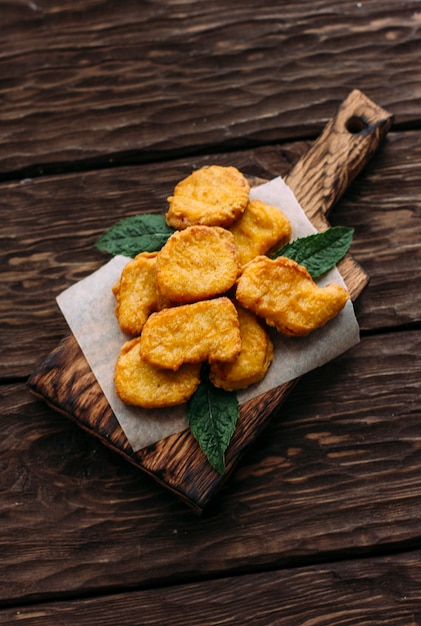 nuggets op een houten ondergrond