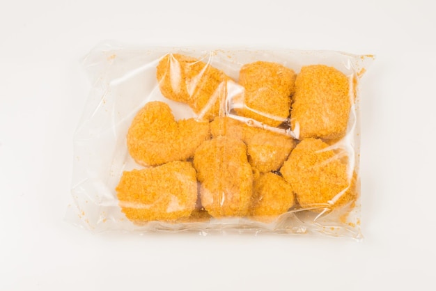 Nuggets verpakken op een witte achtergrond