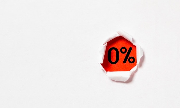 Nul percentage of 0 in rood ponspapier voor een speciale aanbieding van winkelkorting voor warenhuizen en het concept van bankrentevoeten