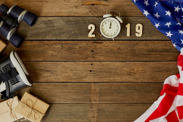 Фото Номер 2019 с американским флагом на столе