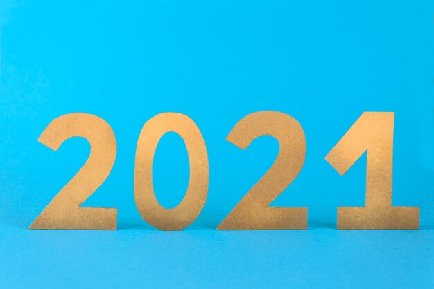 사진 파란색 배경에 번호 2021입니다.