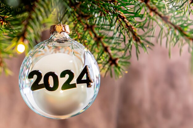 2024はクリスマスの囲気の中の枝にぶら下がっている球体の中の数字です