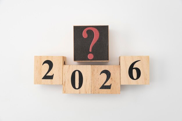 2026は白い背景の木製のブロックに書かれた数字と問号です