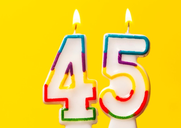 明るい黄色の背景に番号45誕生日のお祝いキャンドル