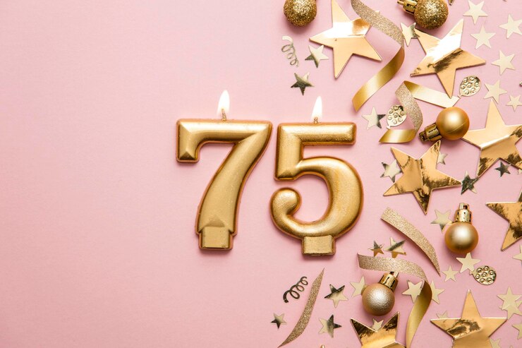 Золотая праздничная свеча номер 75 на звездном и блестящем фоне