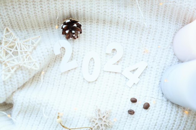 Photo the number of bokeh in the house on the table with a sweater in the background and decorations