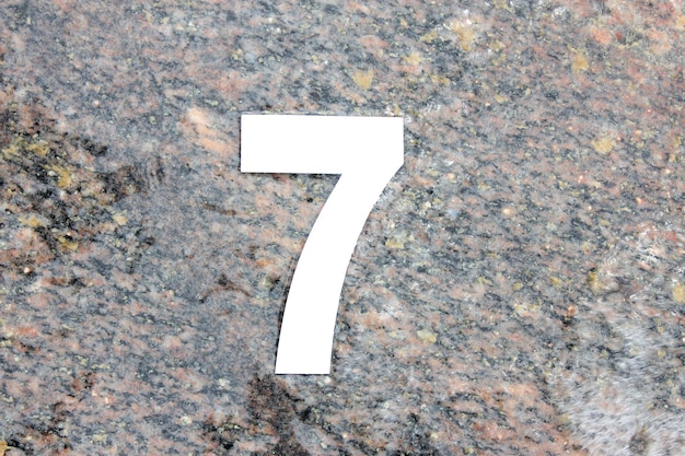 Фото Номер семь на влажном камне минимальная летняя концепция