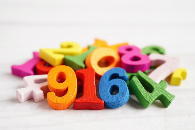 Число кубиков из деревянных блоков для обучения математической концепции математического образования