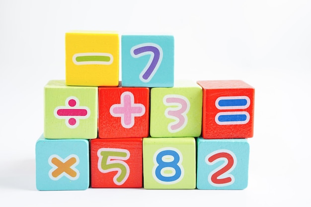 수학 교육 수학 개념을 배우기 위한 숫자 나무 블록 큐브