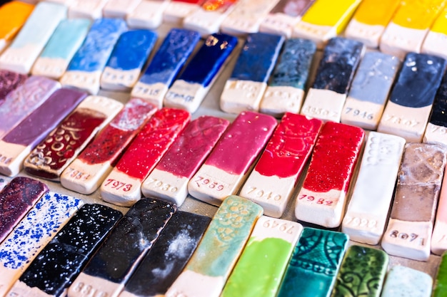 Collezione numerata di smalti per pasta argillosa in diversi colori con goffratura strutturata. ceramiche, corsi di perfezionamento, hobby, fatti a mano